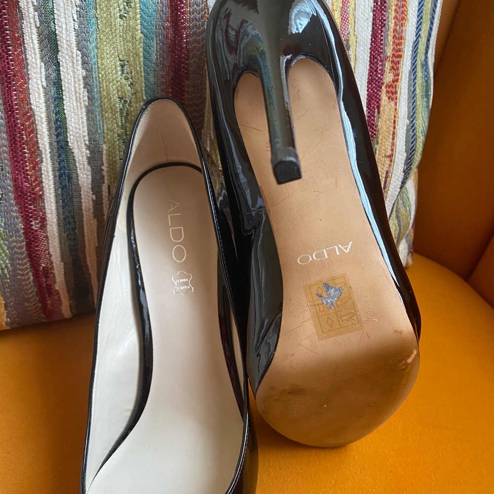 3-4 inch barely worn pump. In great condition and looking for a new home.